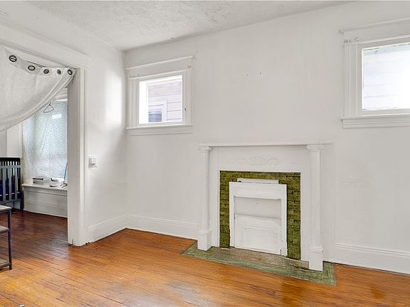 3rd image of 71 Crombie St Unit 1