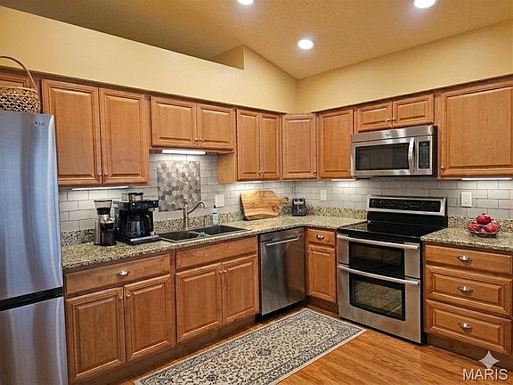 3rd image of 2877 Bromley Dr