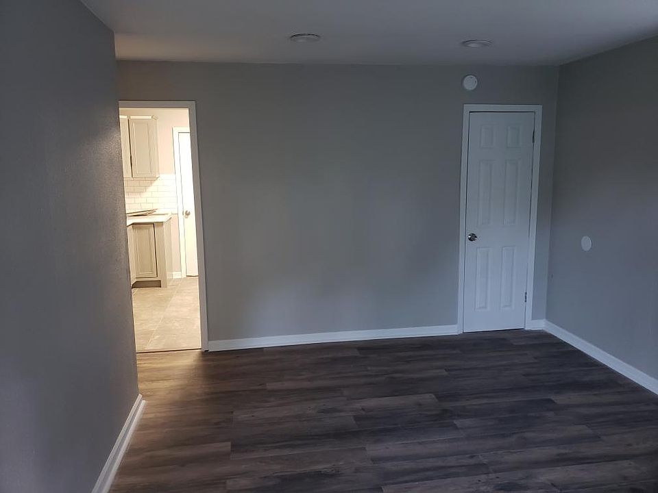 1st image of 5104 N Woodland Dr