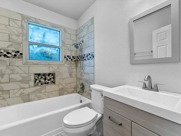 1119 Clinton St — Photo 21