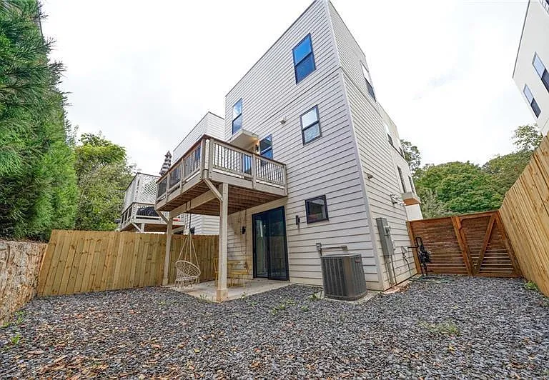 829 Barnett St NE — Photo 35