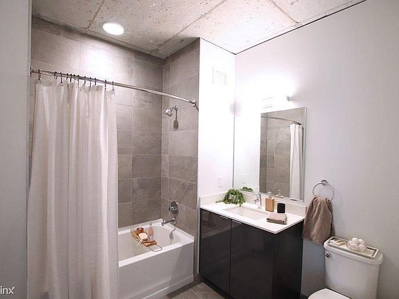 4th image of 445 N Franklin St #801
