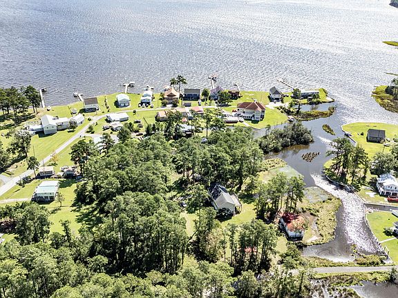 2nd image of 121 Hideaway Road
