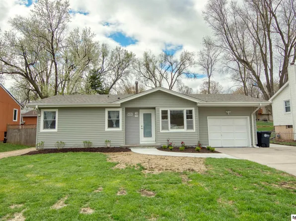 8721 Hamilton St, Omaha, NE 68114