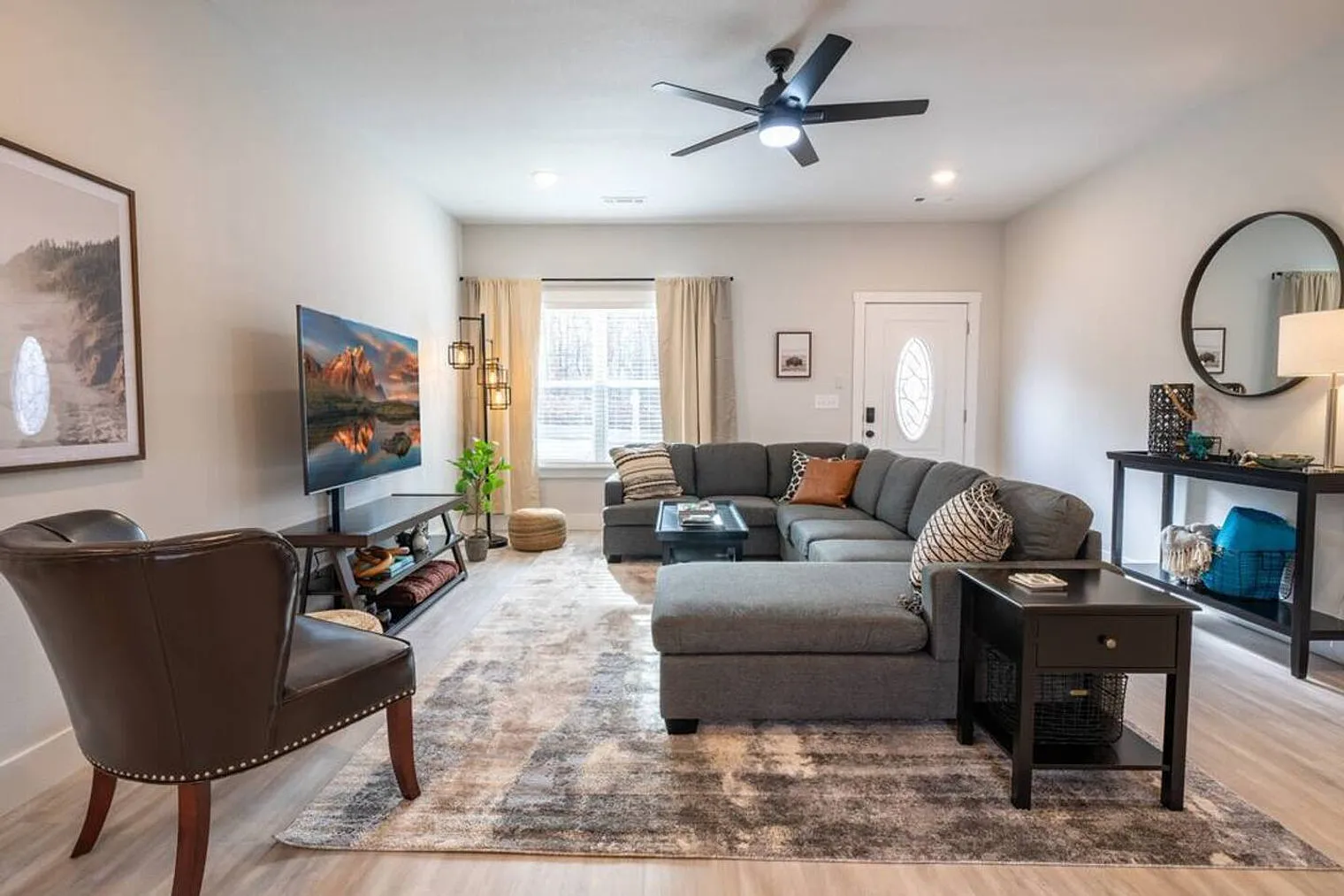 3 bed, 2.0 bath, 1410 sqft, $3,726 — Photo 3