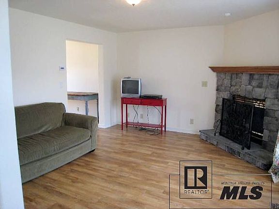 3rd image of 323 Cherry Dr