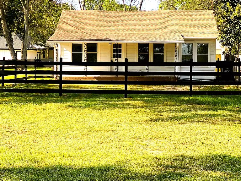 Front view with country vibes