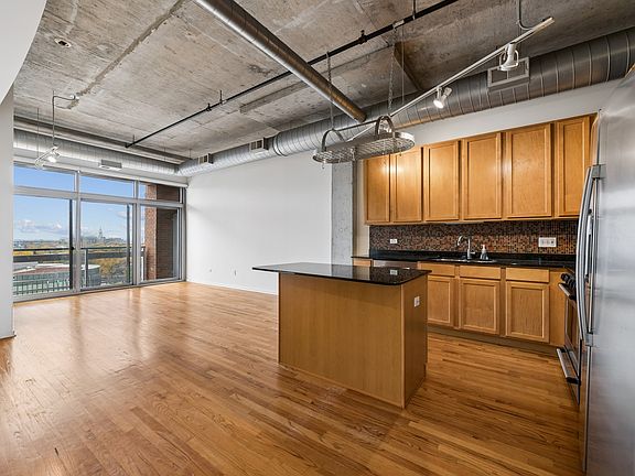 2nd image of 933 W Van Buren St APT 811