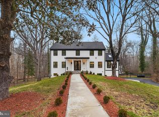 9201 Farnsworth Dr, Rockville, MD 20854