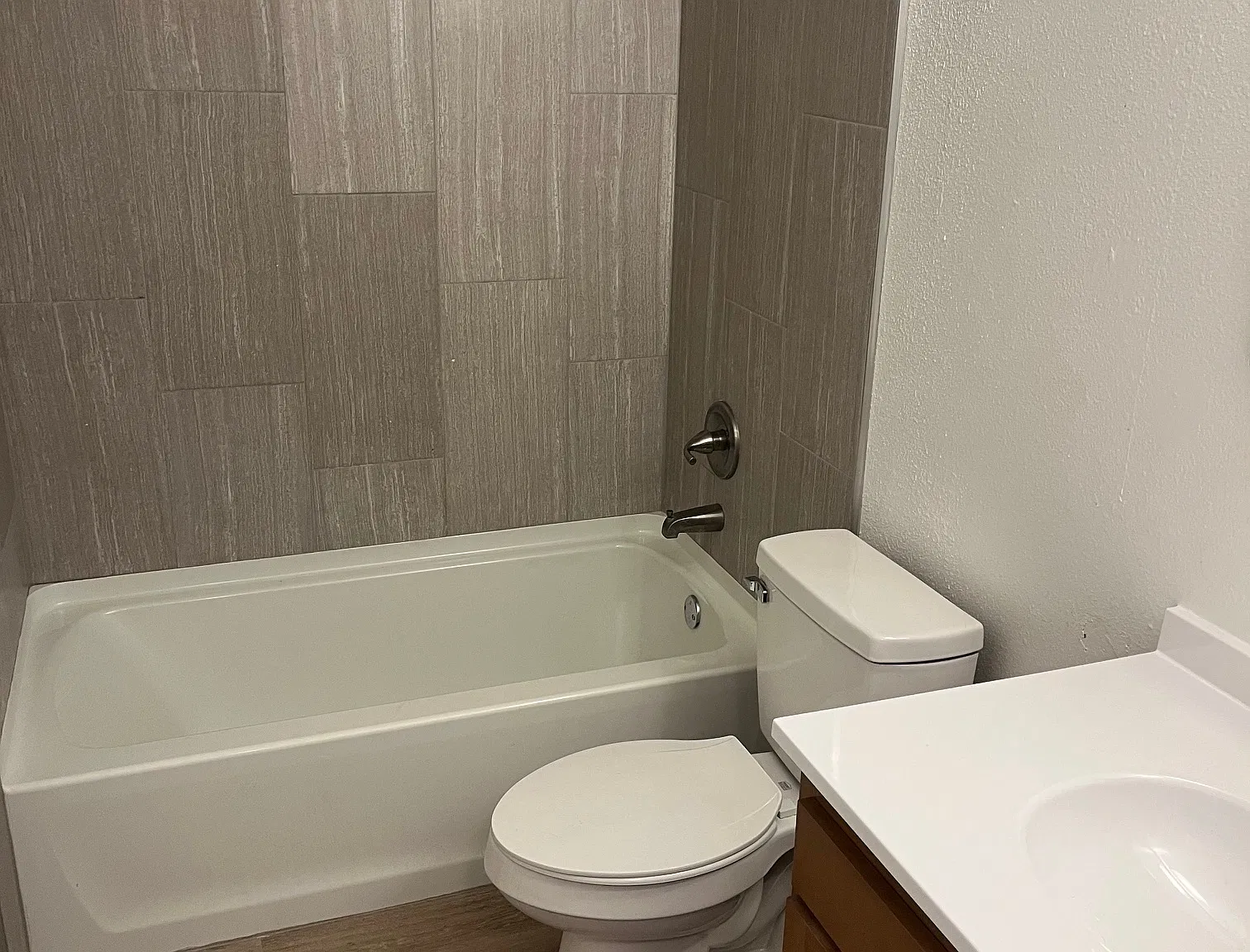 2 bed, 1000 sqft, $1,300 — Photo 3