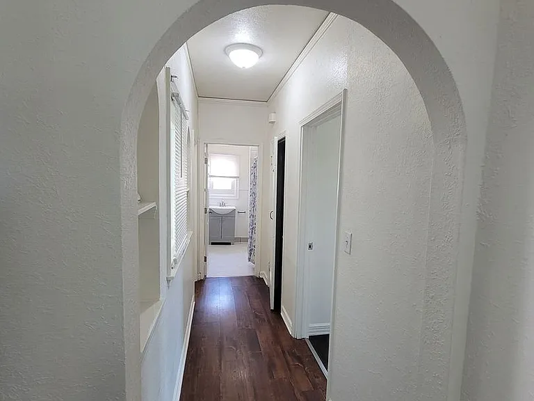 618 W 7th St — Photo 3