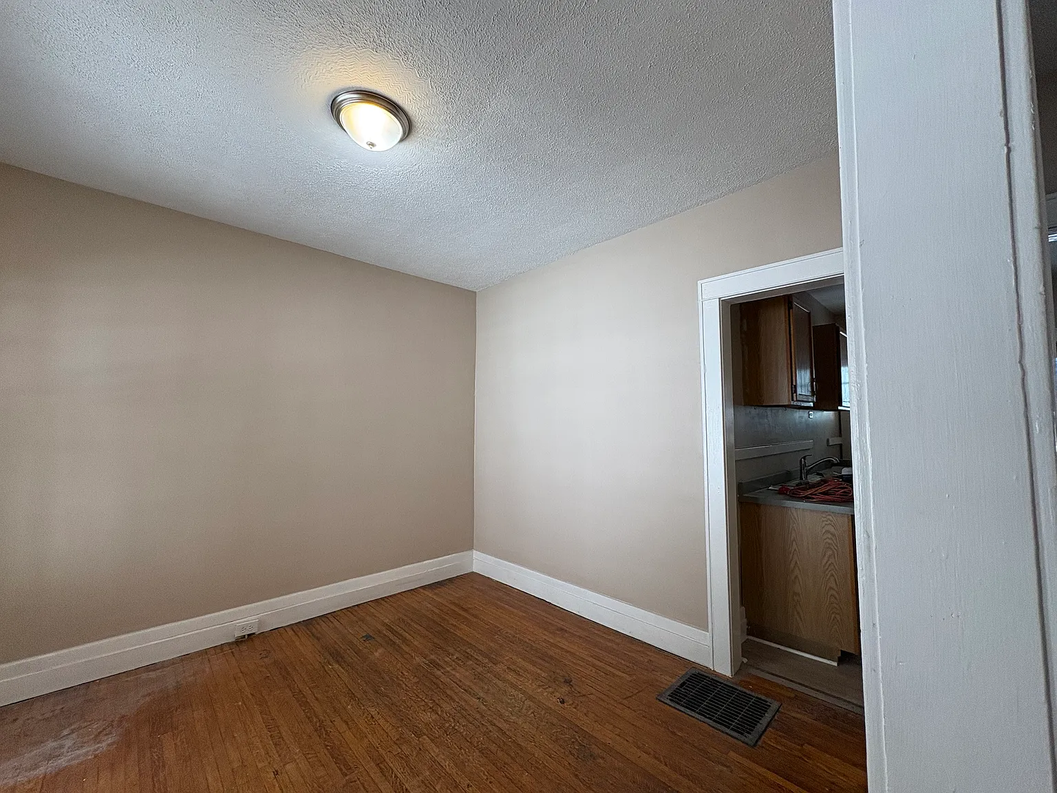 3 bed, 1400 sqft, $2,095 — Photo 2