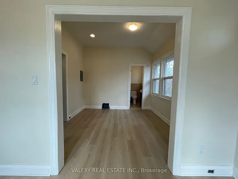 1561 Hurontario St #1 — Photo 14