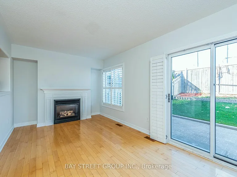 130 Royal Appian Cres — Photo 9