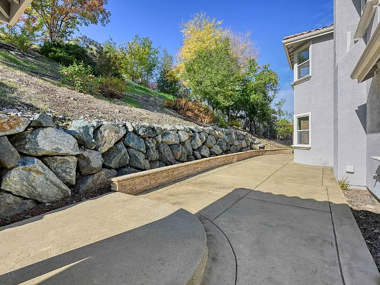 4056 Redondo Dr — Photo 9
