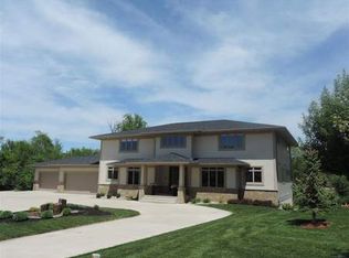 1307 Lake Ridge Dr, Cedar Falls, IA 50613