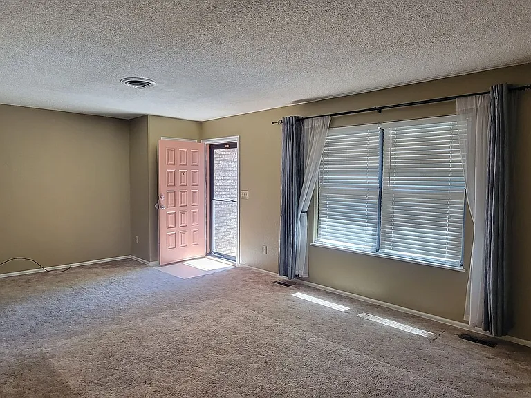 1003 Apple Ln — Photo 5