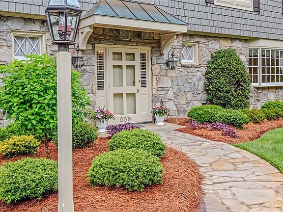 3rd image of 959 Belfast Pl