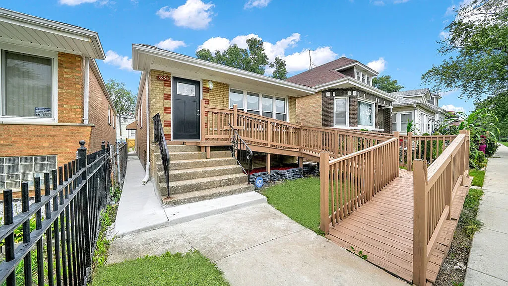 6954 S Oakley Ave photo 1