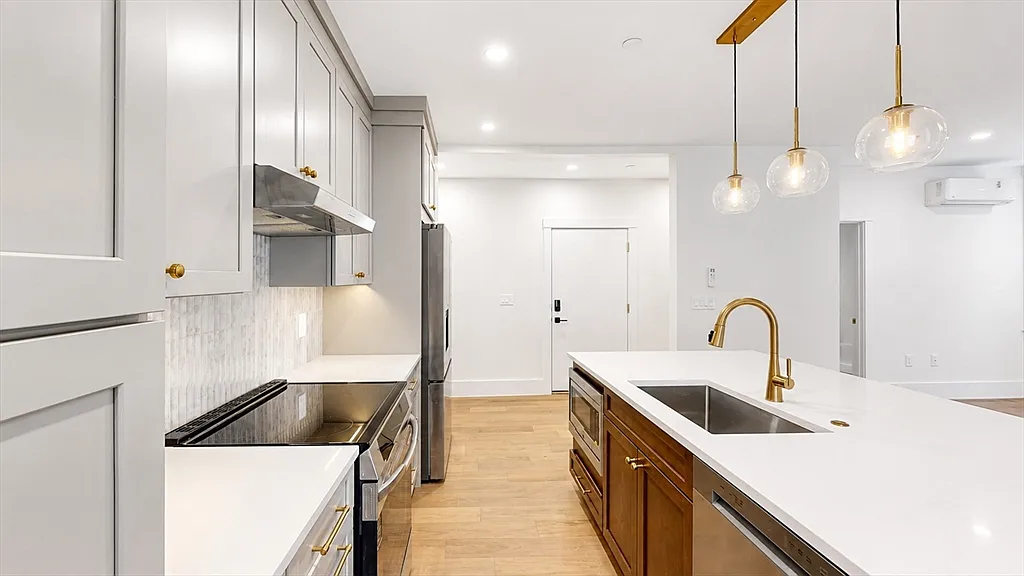 3 bed, 2.0 bath, 1331 sqft, $4,800 — Photo 2