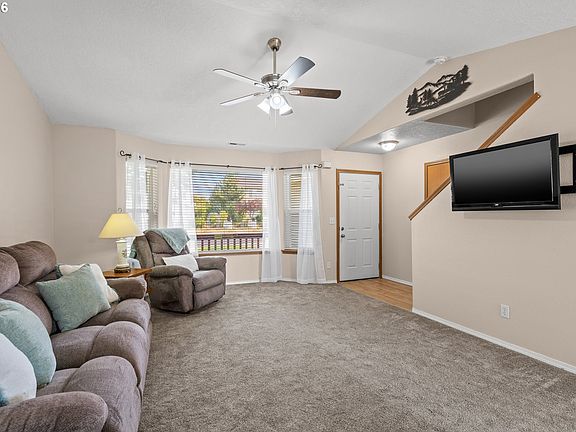 5th image of 486 E Autumn Ave