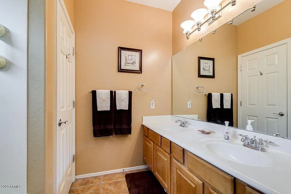 4 bed, 2066 sqft, $4,500 — Photo 2