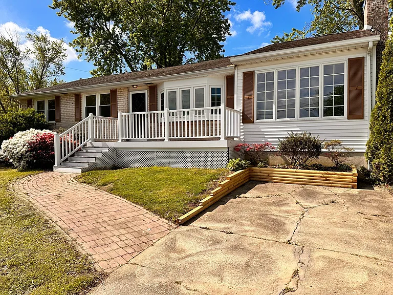 1600 Afton Dr — Photo 23