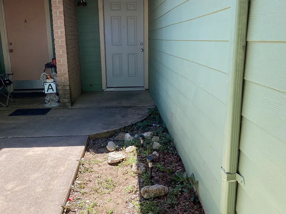 Court Yard to Entrance