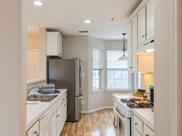 25340 Lake Mist Sq Unit 301, Chantilly, VA 20152