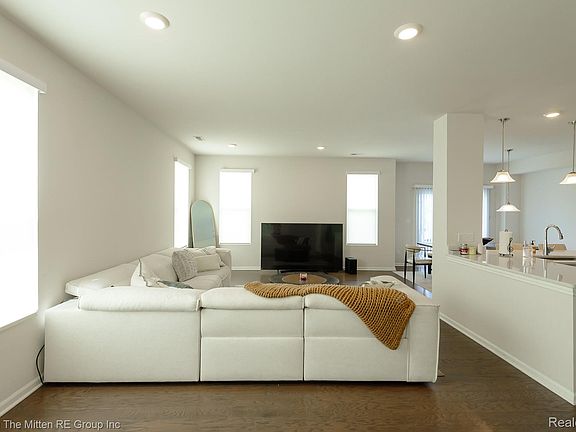 5th image of 305 Angus Ln