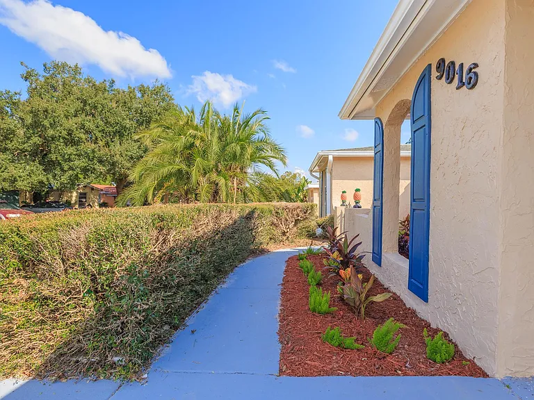 9016 Hunt Club Ln — Photo 4
