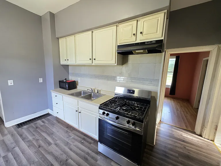 1712 N Broadway St — Photo 9