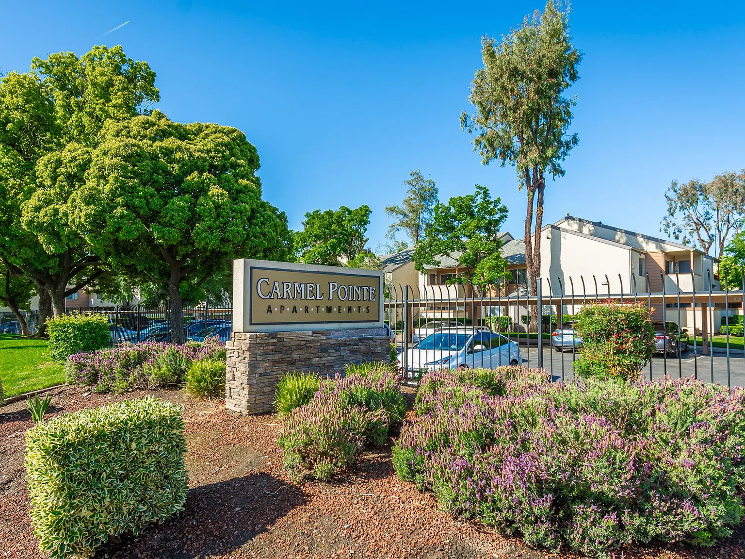 Carmel Pointe Apartments — Photo 2