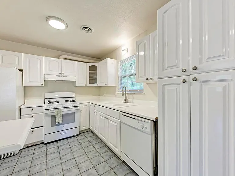 6300 Betty Cook Dr — Photo 17