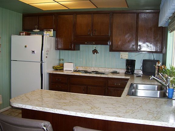 Bright open kitchen w/ breakfast bar