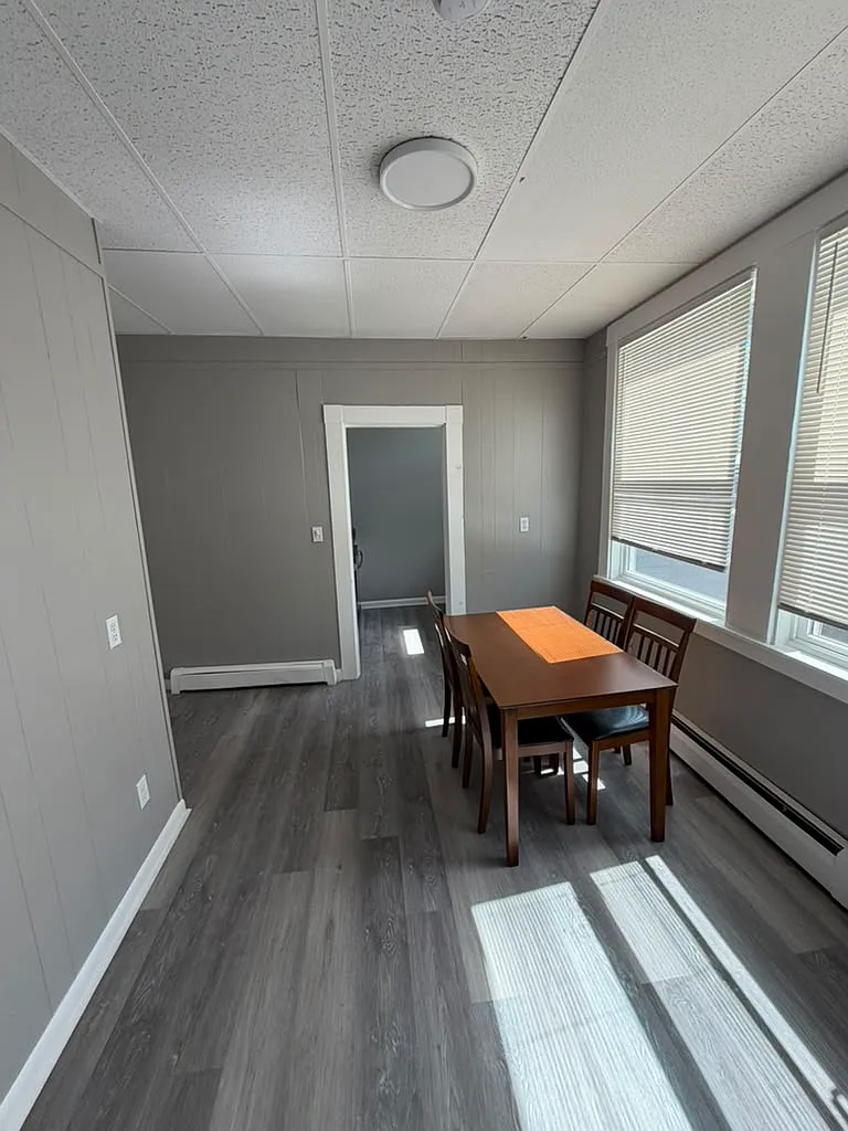 3 bed, 1000 sqft, $2,800 — Photo 2