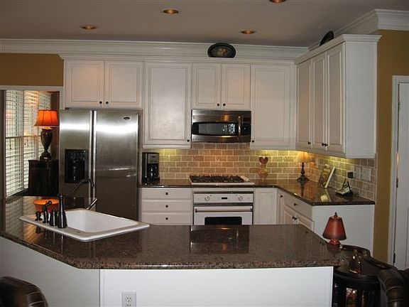 Updated Granite Kitchen w/Viking Stove
