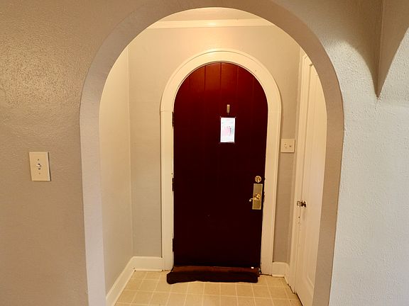 3rd image of 906 Robinson St