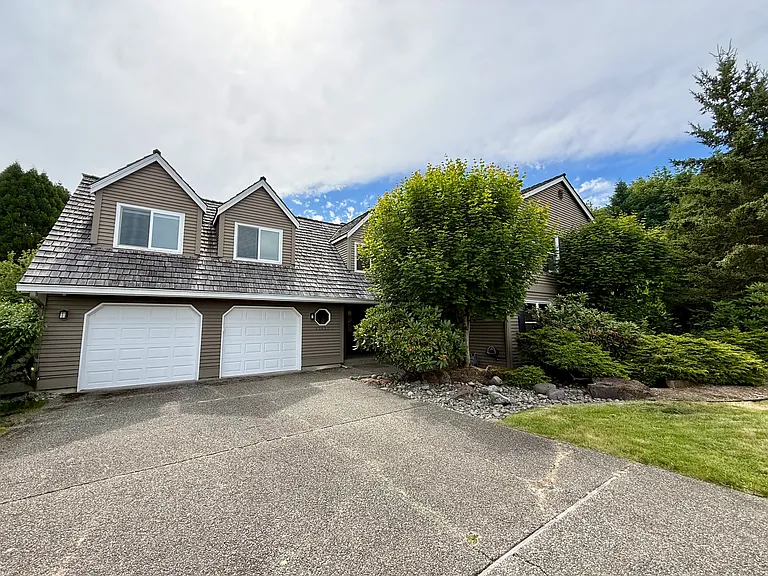17417 SE 46th Pl — Photo 1