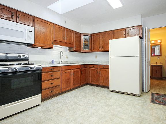 4th image of 2689 Charlotte St
