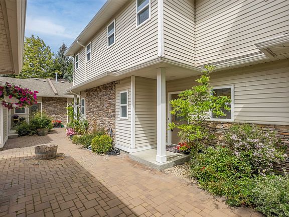 2nd image of 4049 Lakeshore Rd Unit 104
