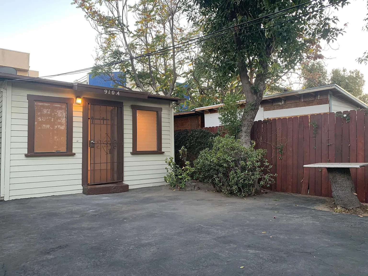 910 E Elk Ave — Photo 2