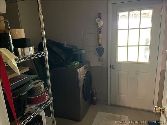 5th image of 410 W Fairlane Pl
