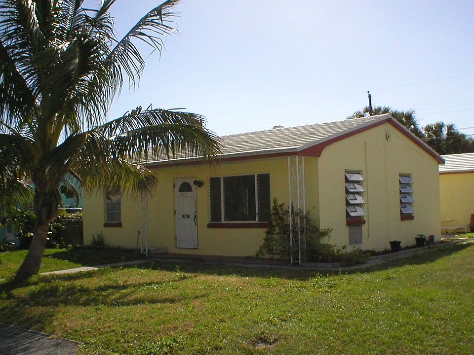 WALK TO INTRACOASTAL WATERWAY- ONLY 1 BLOCK.