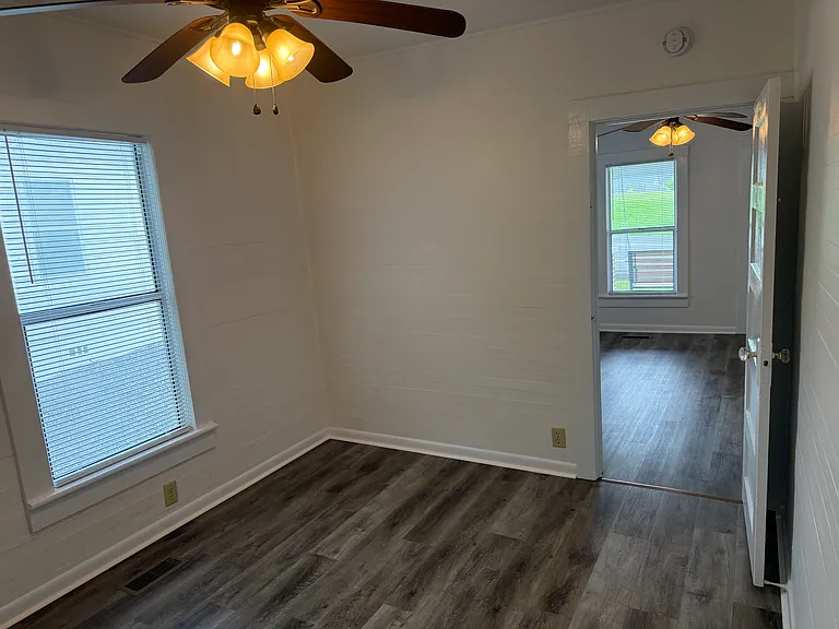 1090 King Edward Ave SE — Photo 13