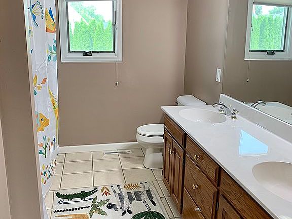 3rd image of 34 Newport Ct