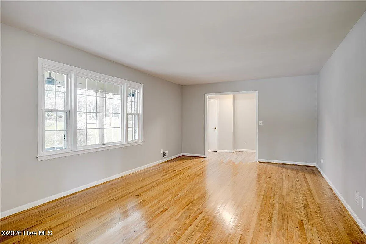 5 bed, 4.0 bath, 2669 sqft, $2,900 — Photo 3
