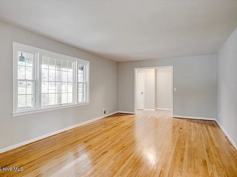 933 Campbellton Dr — Photo 3