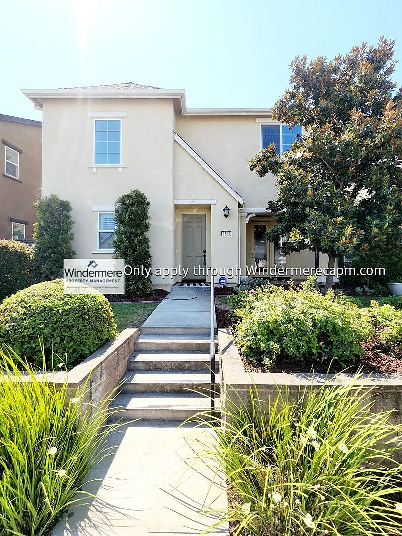 Gorgeous 3BR/3BA Roseville Rental Home — Photo 2