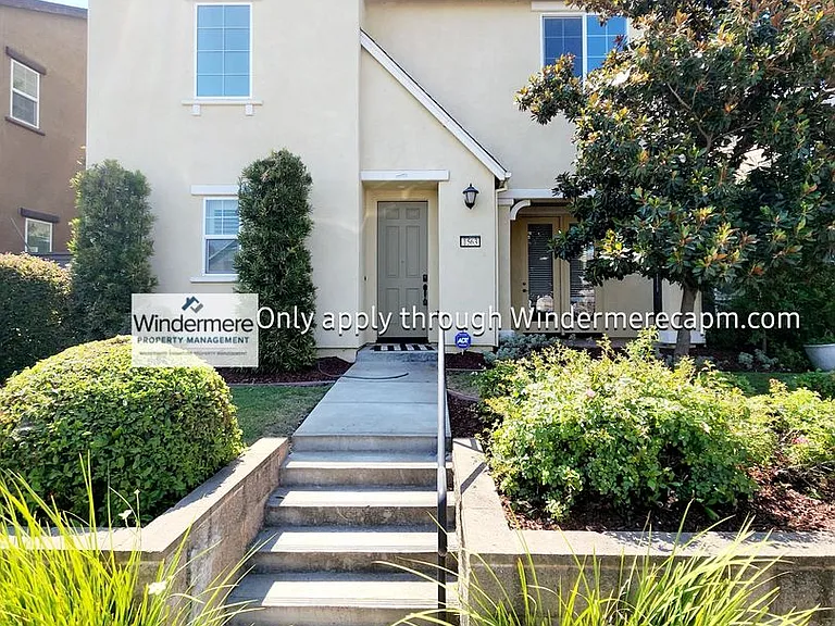 1563 Parkside Way — Photo 2